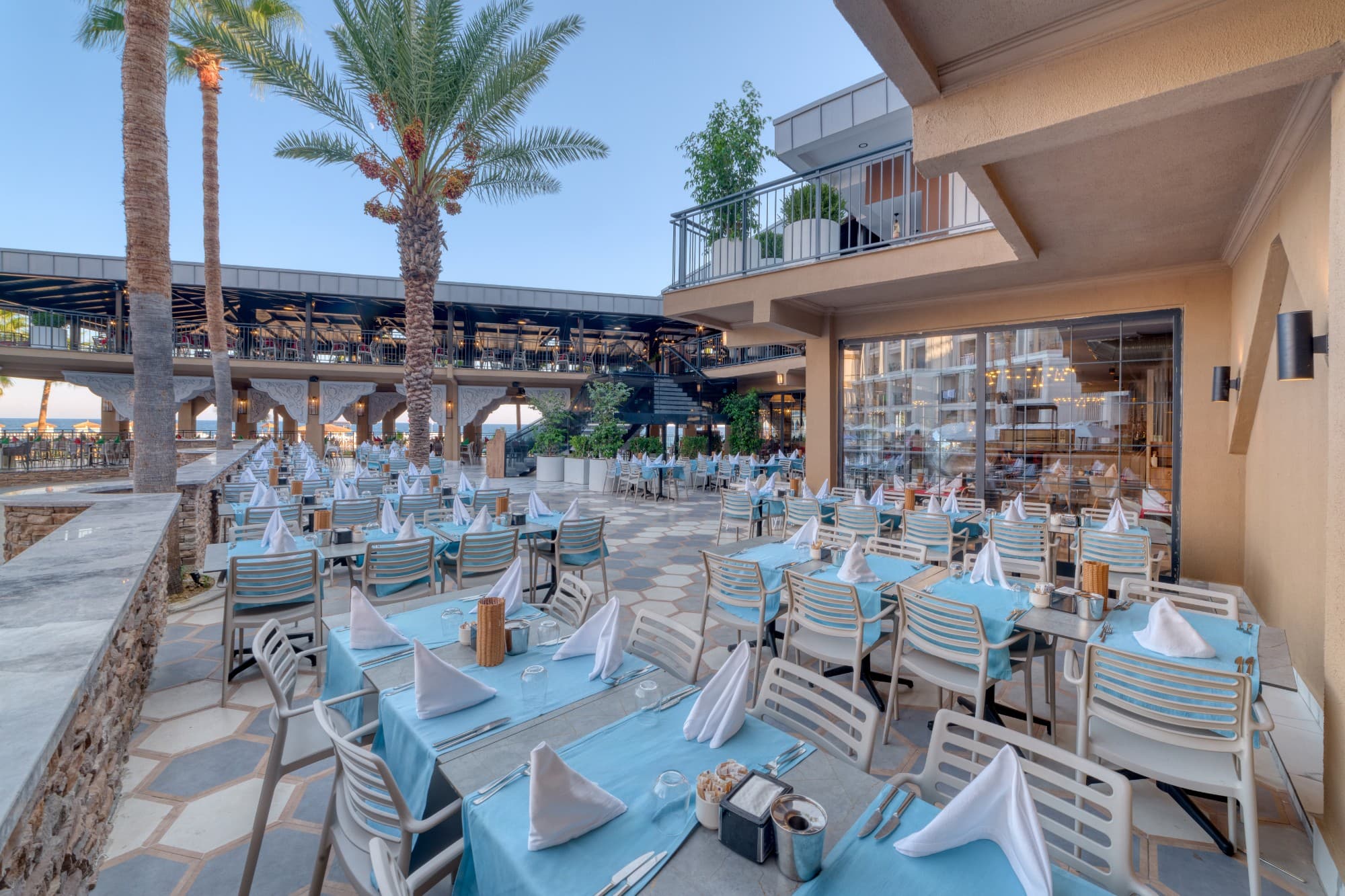 Palmiyeli açık restoran terası