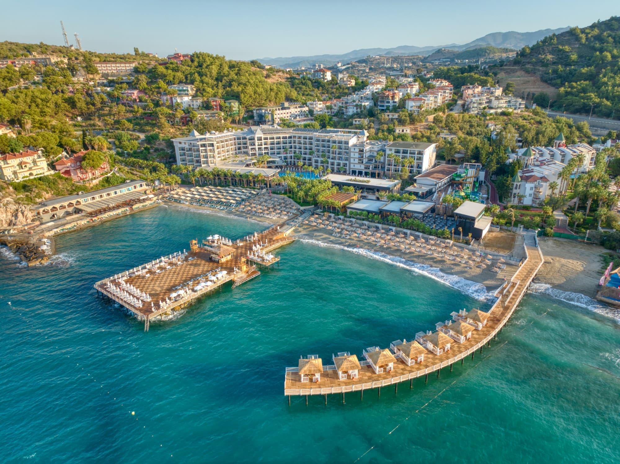 Alanya koyunda Seven Seas Palmeras Bay, deniz üzerindeki iskeleler ve plaj
