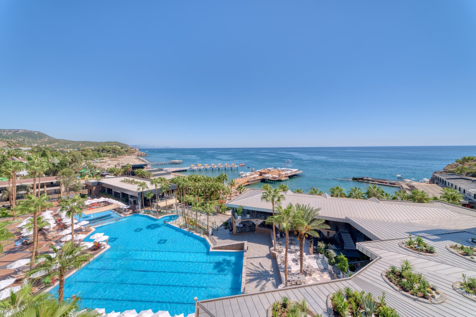 Oda balkonundan havuz ve deniz manzarası