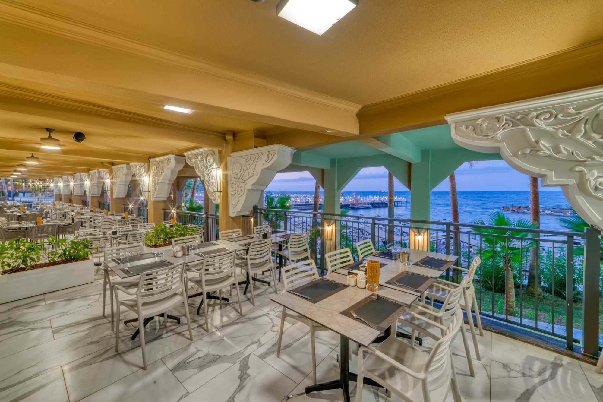 Deniz manzaralı restoran terası