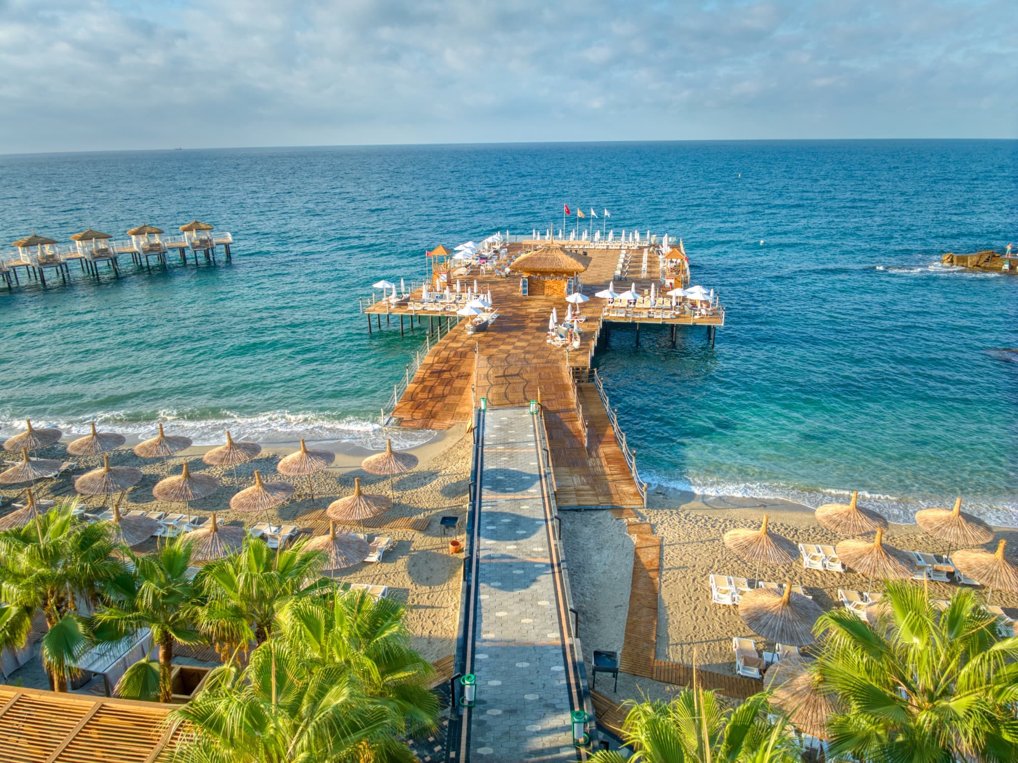 Plajdan denize uzanan ahşap iskele