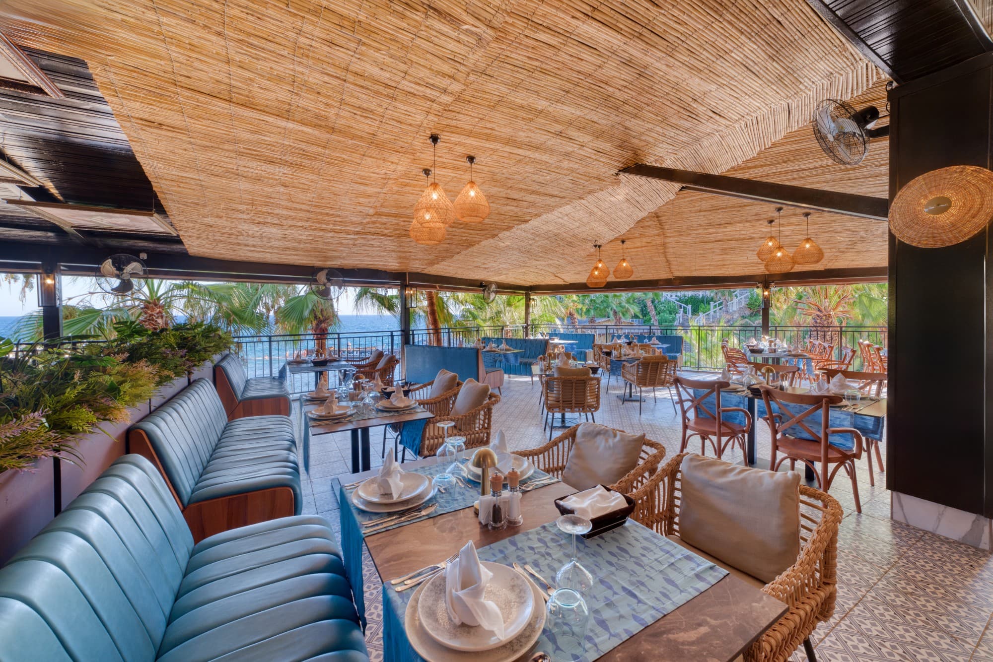 Hasır tavanlı, deniz manzaralı restoran
