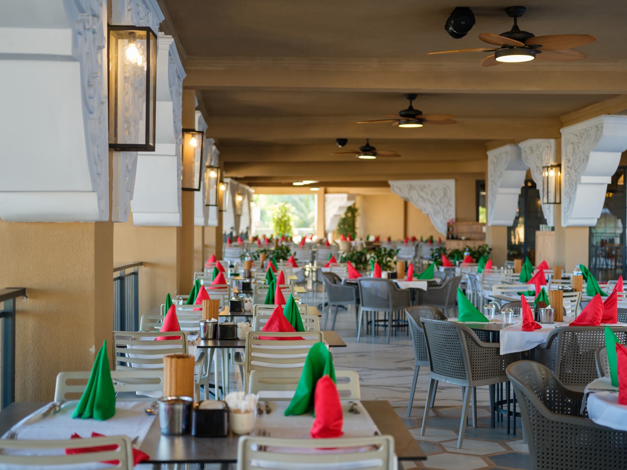 Ana restoran oturma alanı