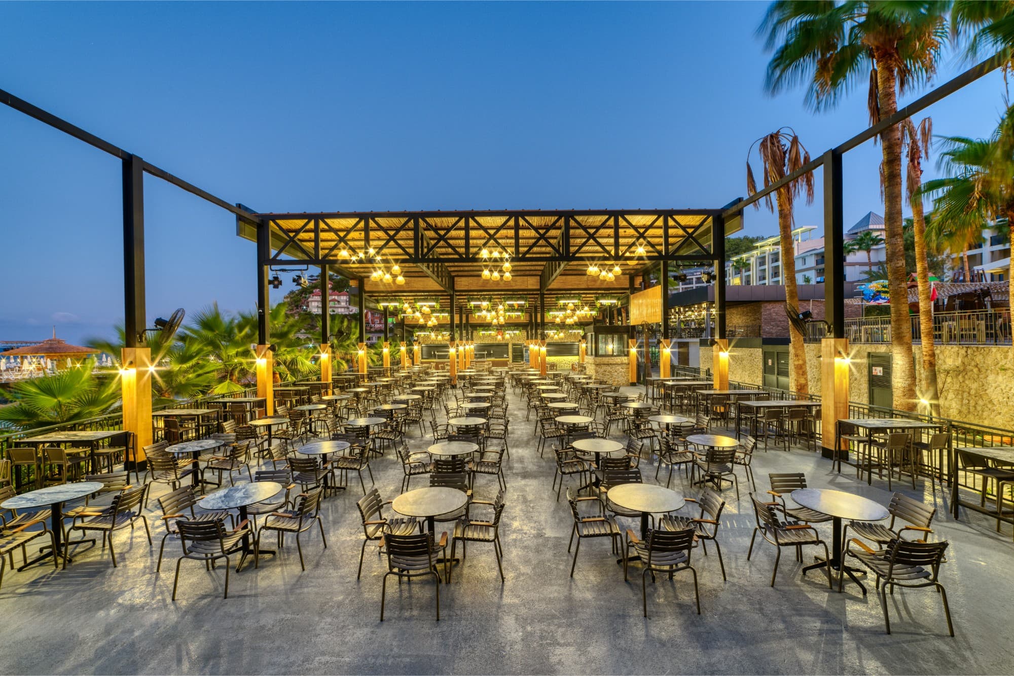 Akşam ışıklarında açık hava restoran terası