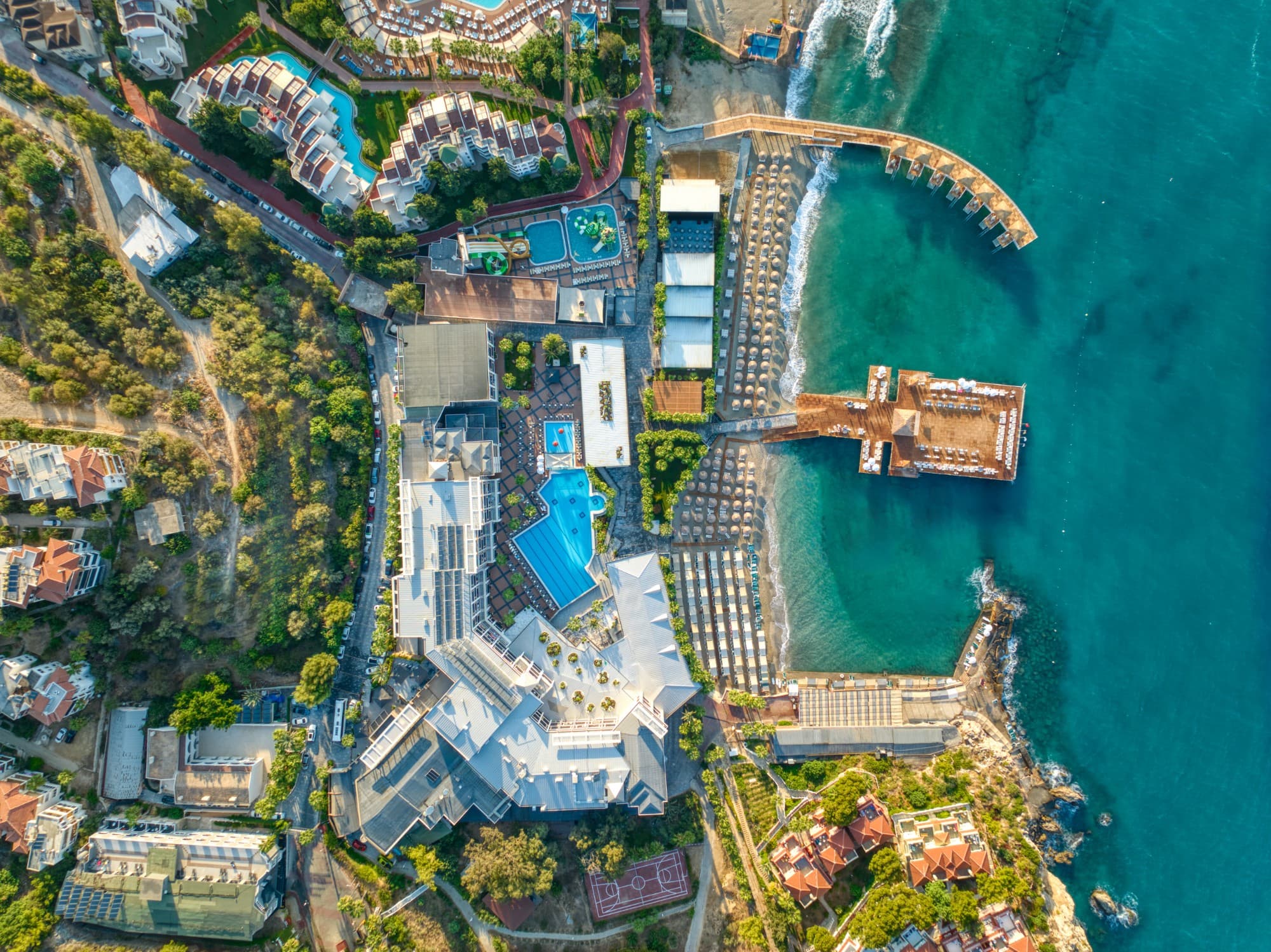 Otel, havuzlar ve iskelelerin kuşbakışı görünümü