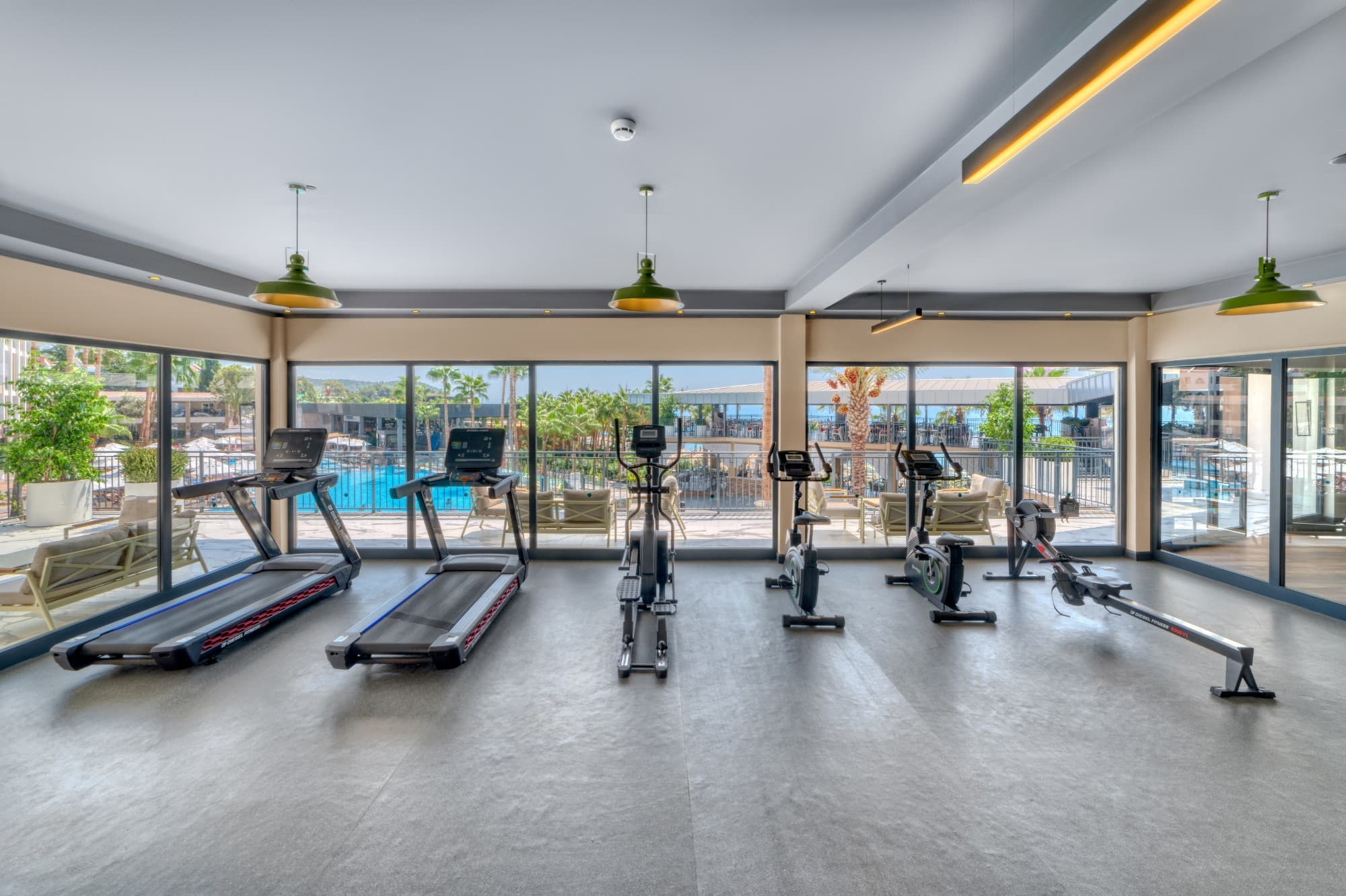 Havuza bakan fitness salonu
