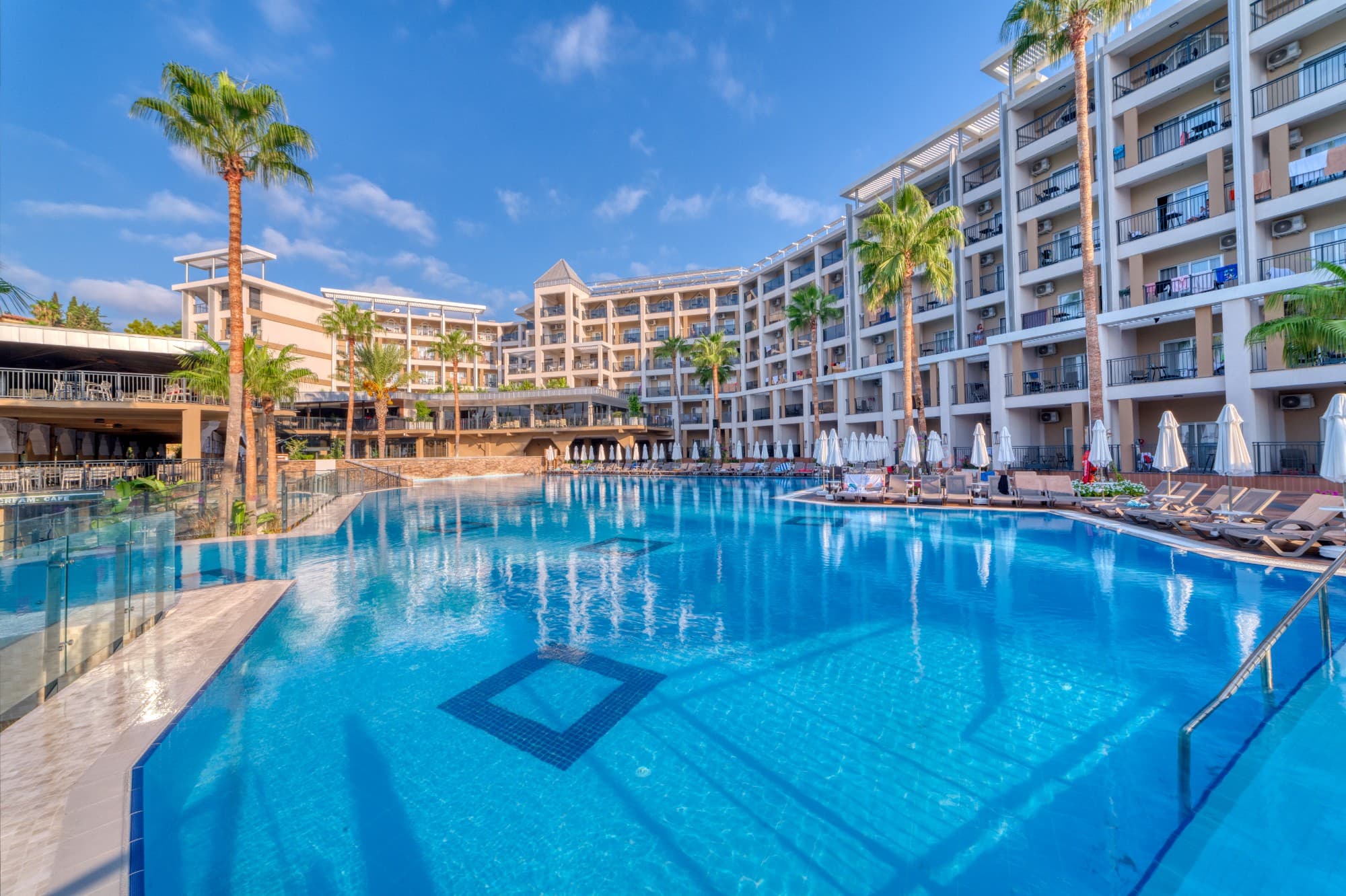 Otel binası önündeki büyük açık havuz